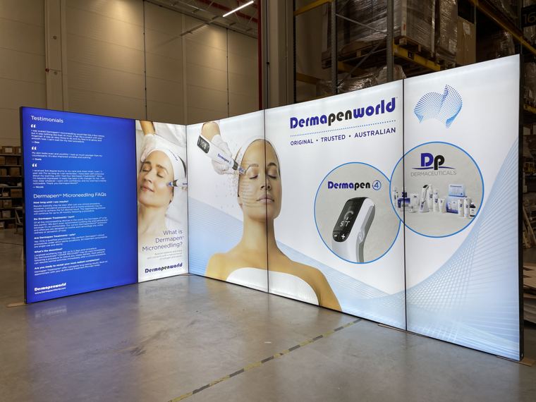 Ściany Dermapenworld z podświetlaną grafiką, złożone u nas