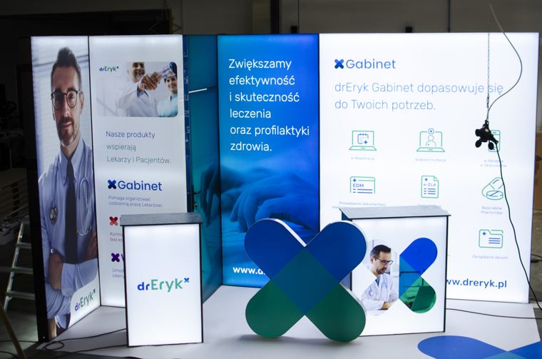 Stoisko dr Eryk z ladą i przestrzennym logo, złożone u nas