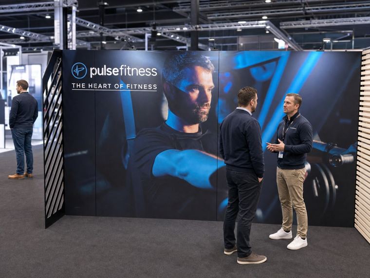 Ściana Pulse Fitness w systemie M50, kontrola grafiki przed pakowaniem