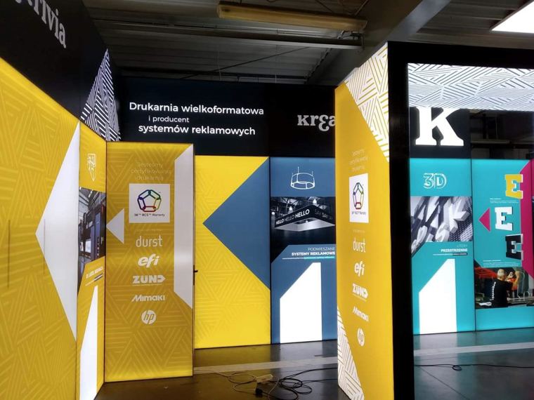 Front naszego stoiska z podświetlanymi ścianami