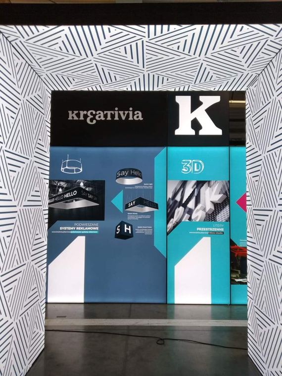 Wejście na nasze stoisko, grafika geometryczna