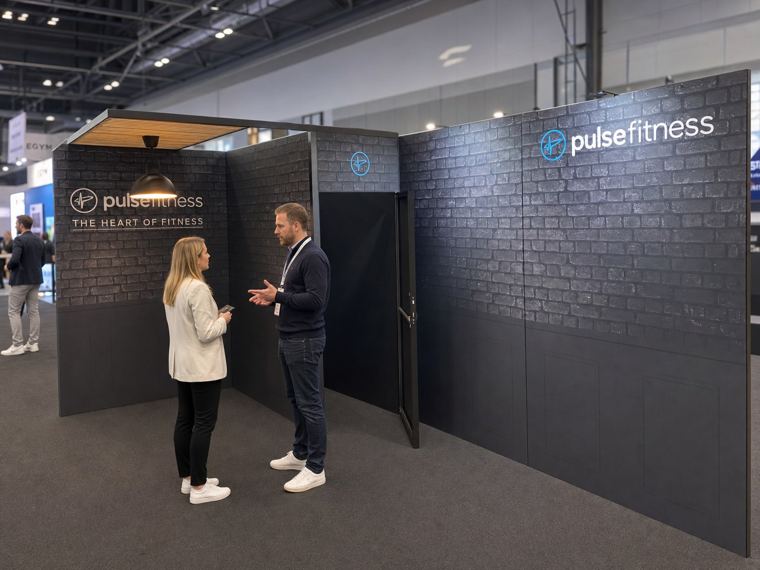 Ściany Pulse Fitness w systemie M50, widok od zaplecza