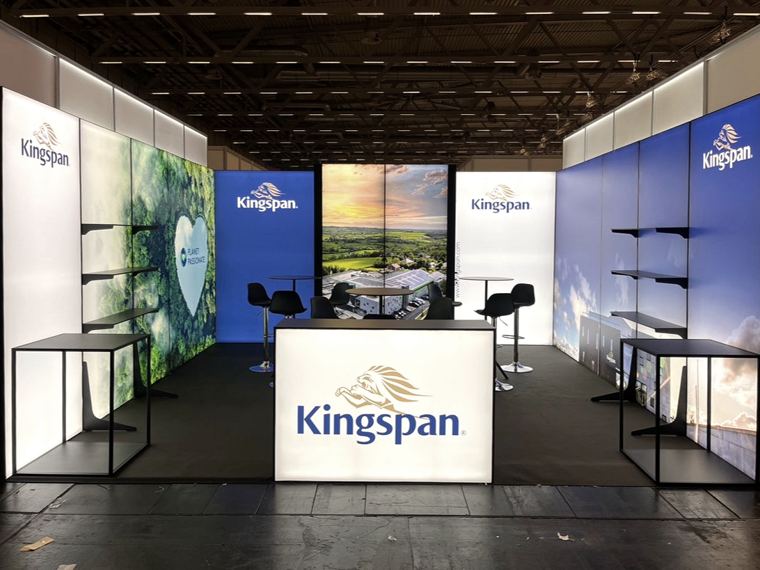 Stoisko Kingspan: podświetlane ściany, lada i regały, widok z frontu