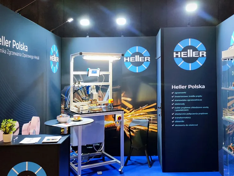 Stoisko Heller na targach Expo Welding: ciemne ściany z logo, lada i stanowisko do zgrzewania