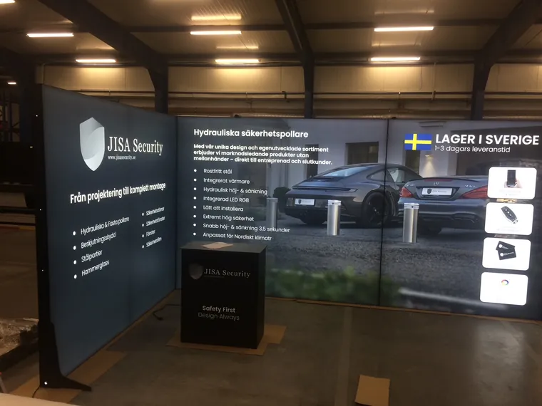 Stoisko w układzie L z podświetlanymi ścianami JISA Security i ladą, próbny montaż w hali