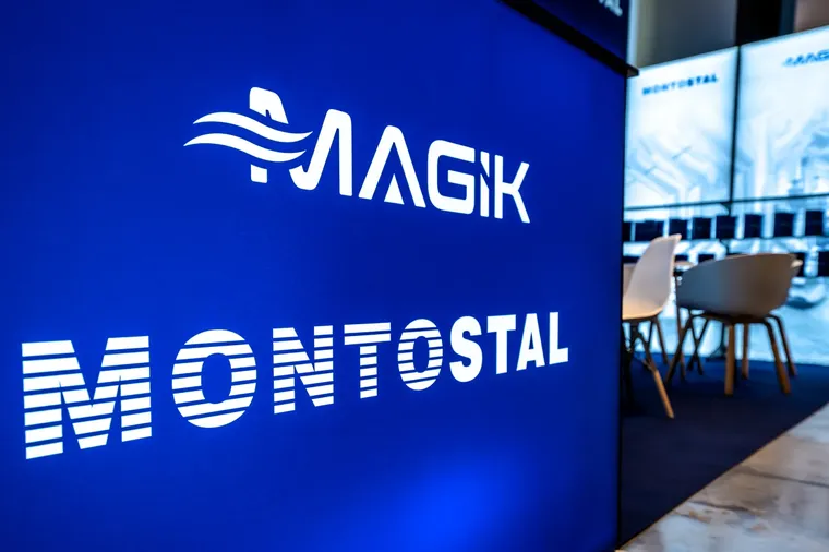 Podświetlona ściana z logo MAGIK i MONTOSTAL z bliska