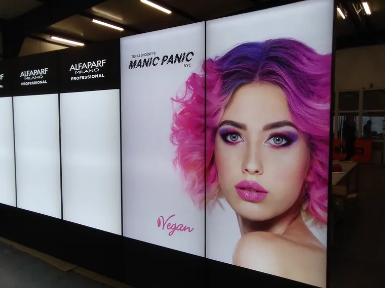 Montaż próbny w naszej hali, 11 marca 2025: ściana Manic Panic i Alfaparf Milano, jeszcze bez półek