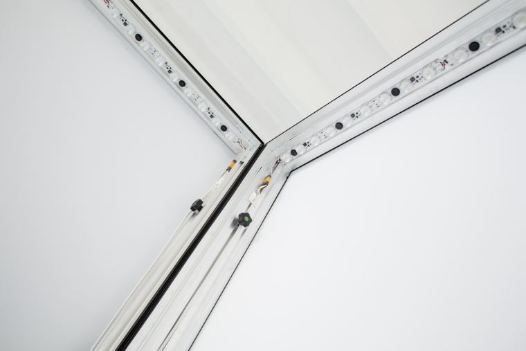 Narożnik ściany M100 LED od środka, listwy LED wzdłuż profili
