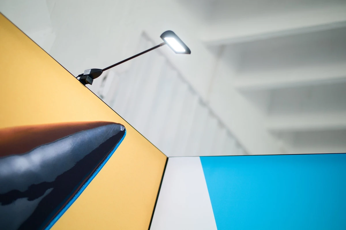 Lampa na wysięgniku nad ścianą M50