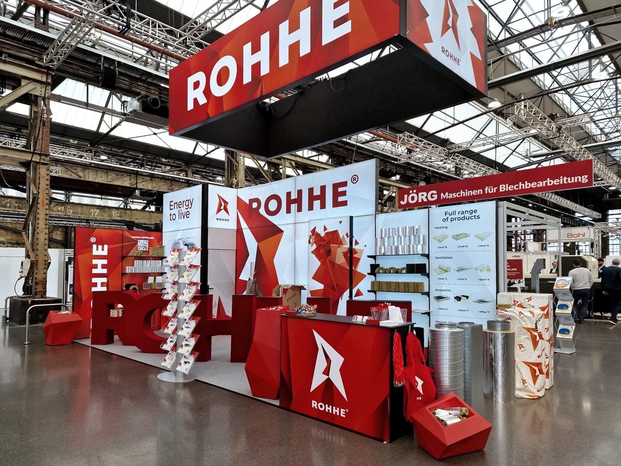 Pierwsze stoisko ROHHE na targach w 2024 roku: podwieszany szyld, ściany LED, czerwone litery przestrzenne
