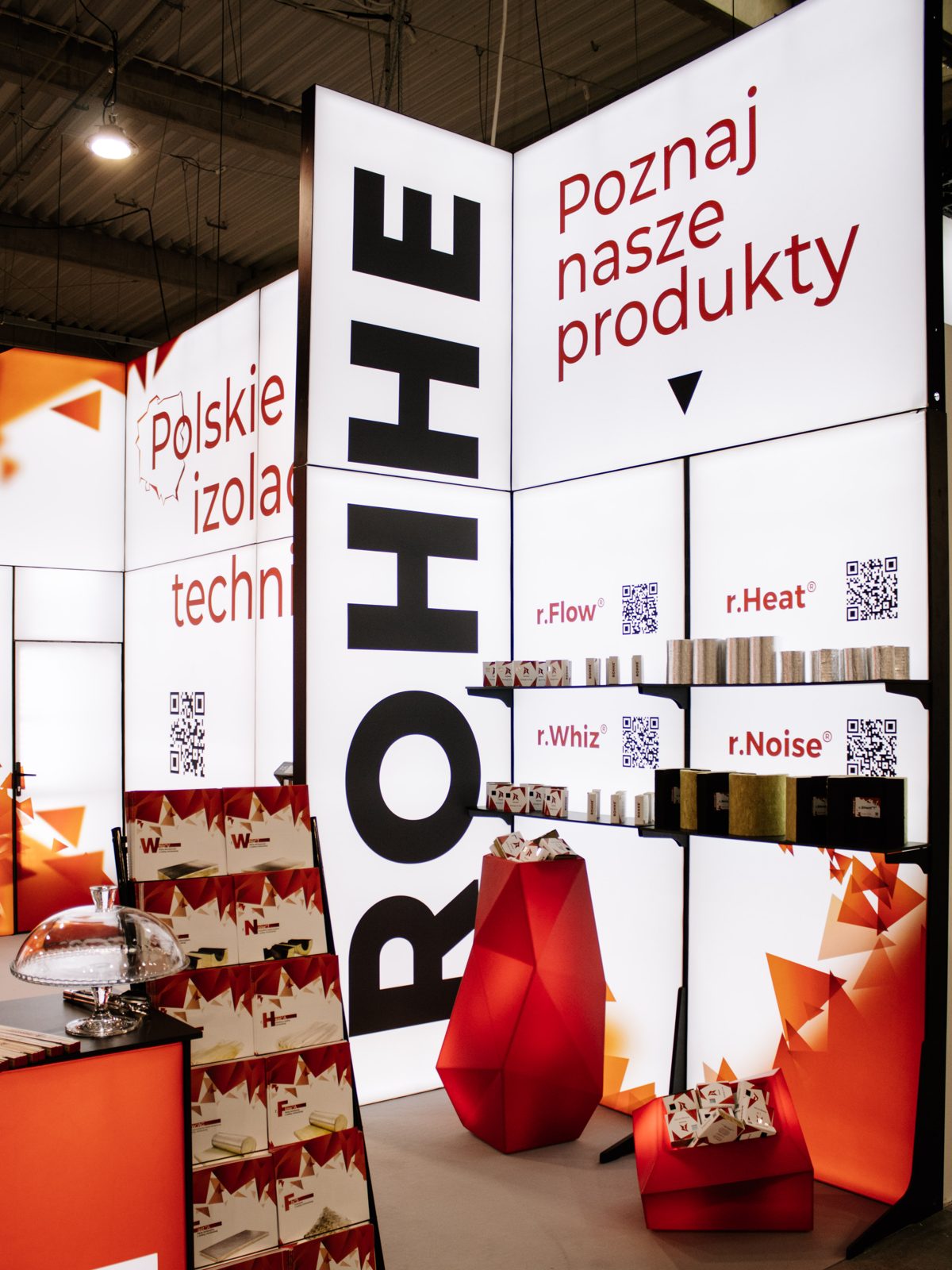 Ściana produktów ROHHE na HVAC Expo: półki z próbkami izolacji pod napisem Poznaj nasze produkty