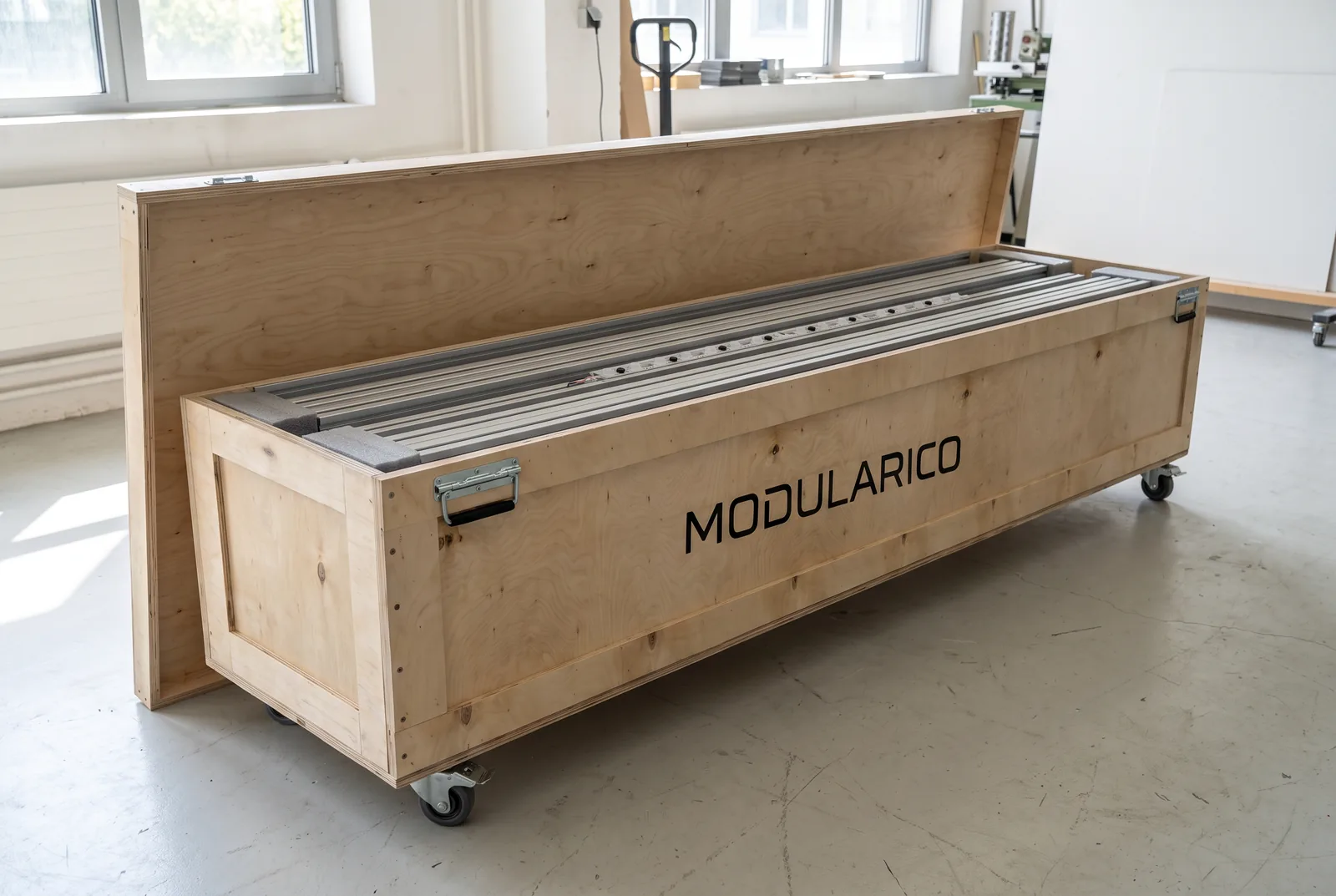 Otwarta skrzynia Modularico z ramami stoiska